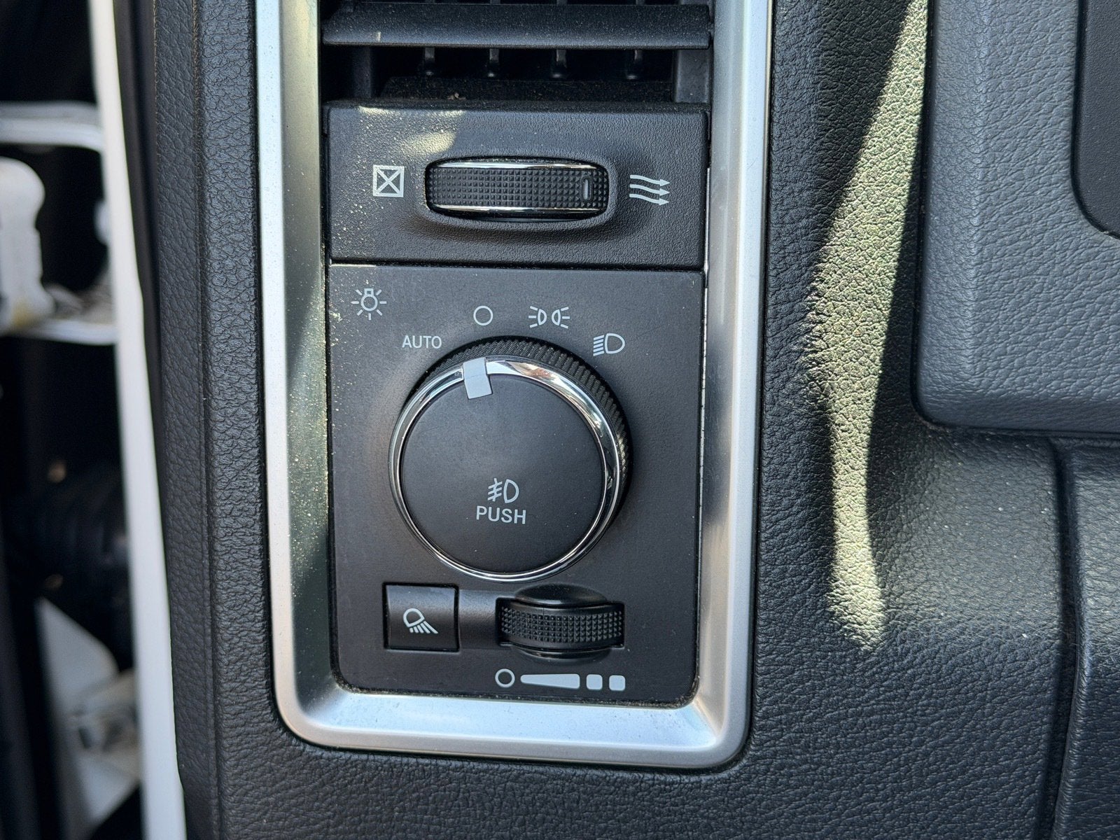 2016 RAM 1500 SLT