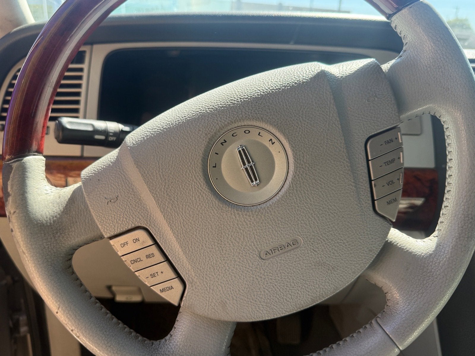 2004 Lincoln Navigator Base