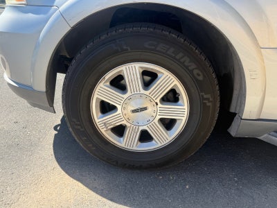 2004 Lincoln Navigator Base