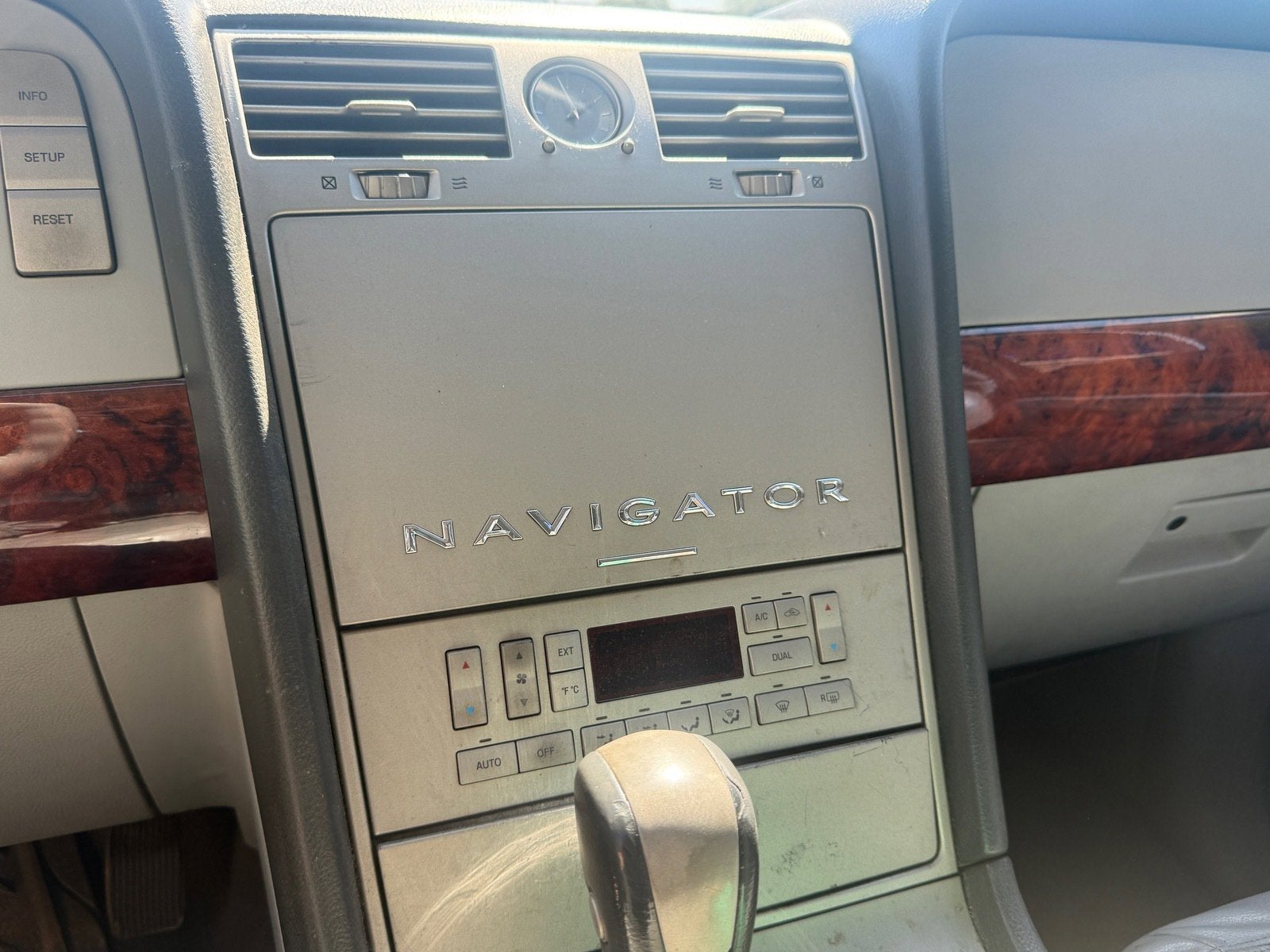 2004 Lincoln Navigator Base
