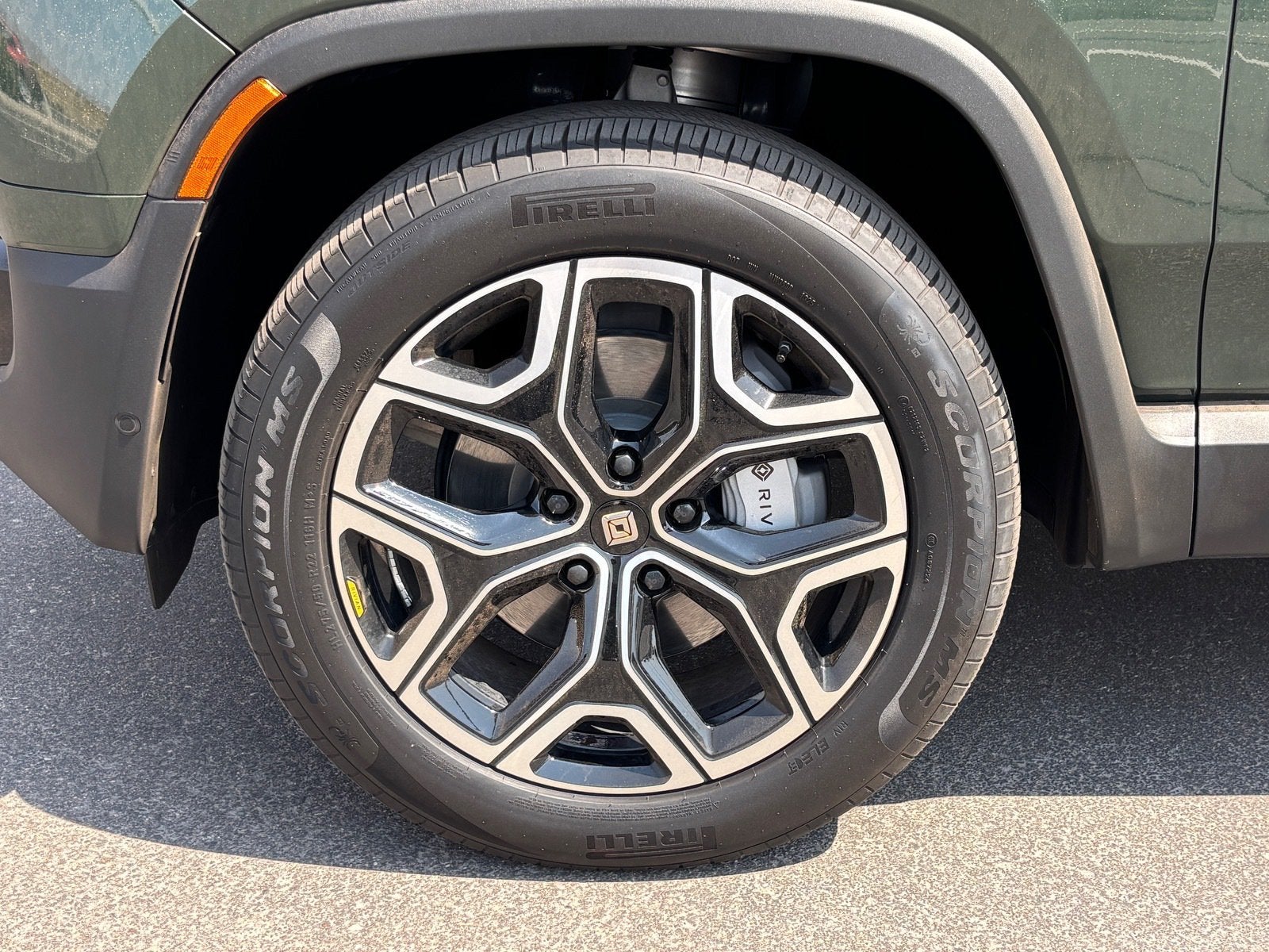 2026 Rivian R1S Base