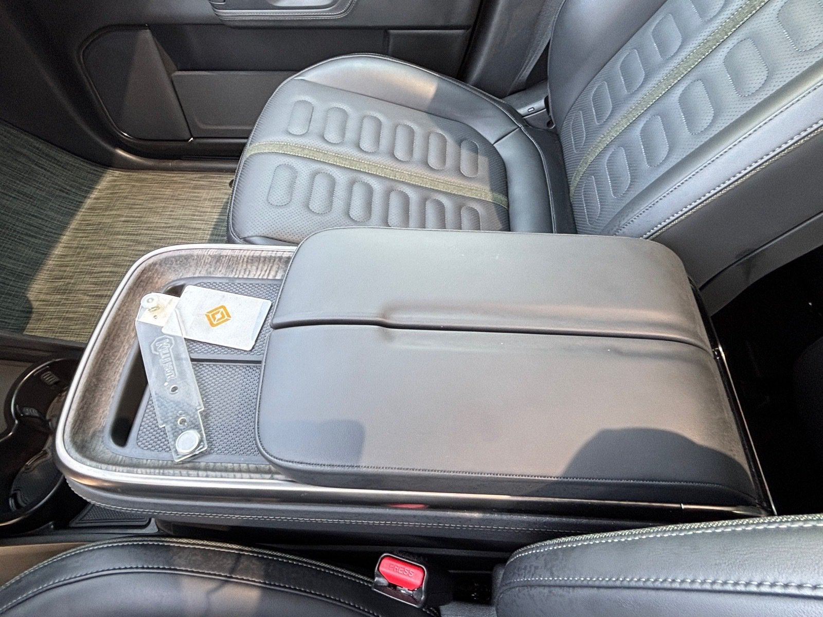 2026 Rivian R1S Base