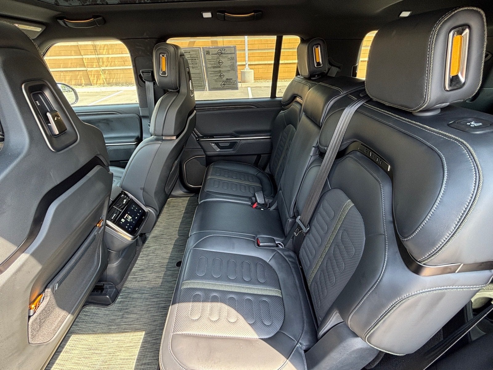 2026 Rivian R1S Base